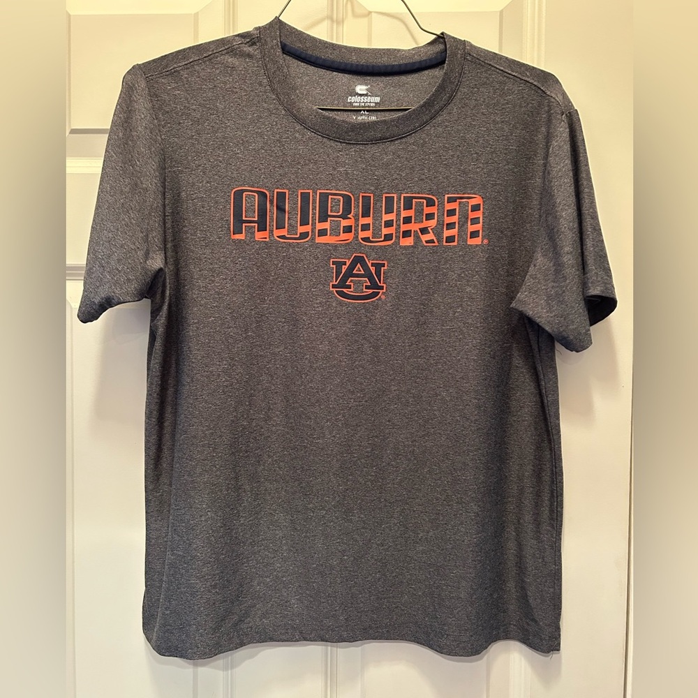 Colosseum Boy’s T-Shirt Size XL (Youth 20).